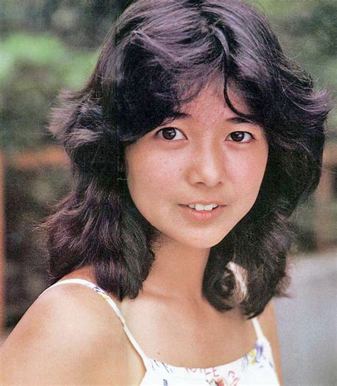 【宮崎美子の高画質エロ画像58枚】頭脳は熟女優の水着グラビ。